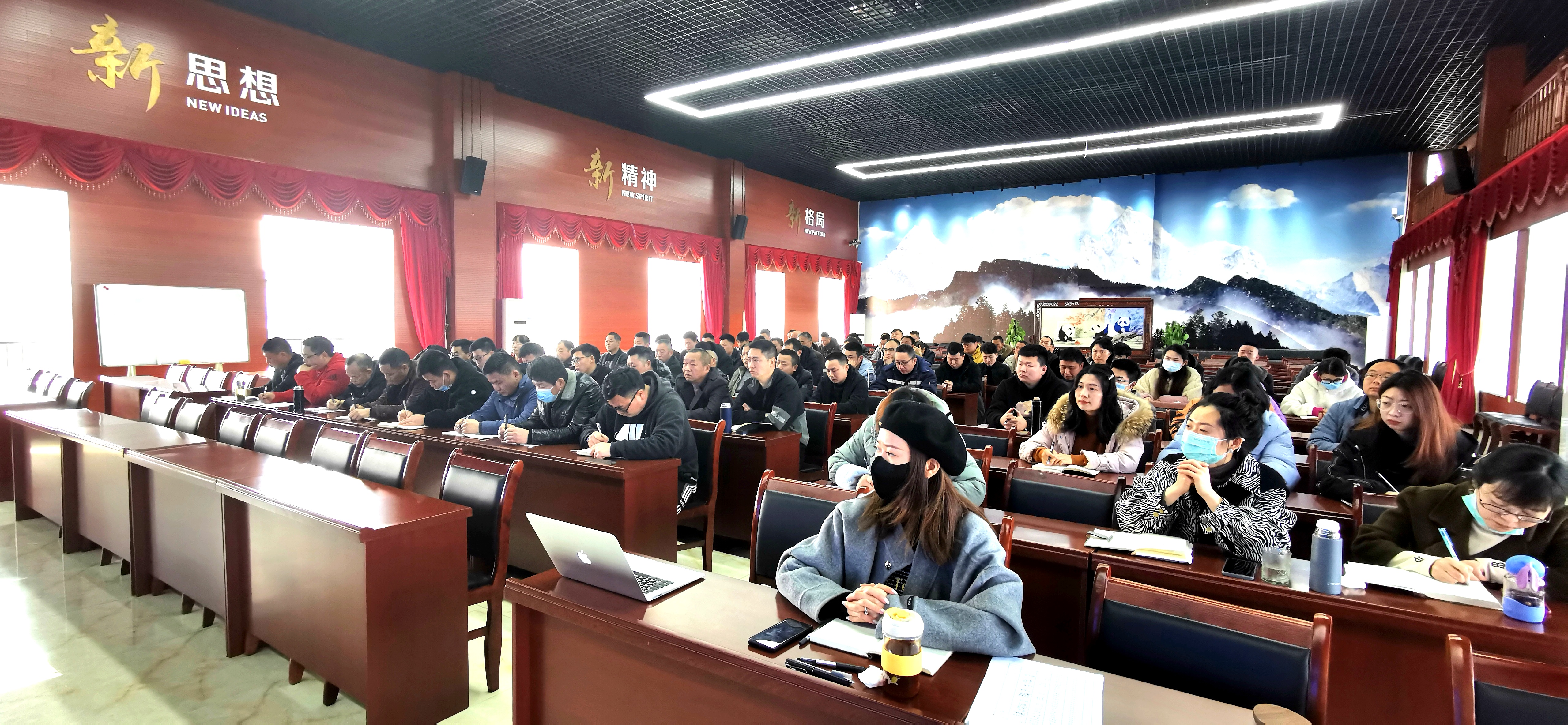 昂首阔步，迈向新征程